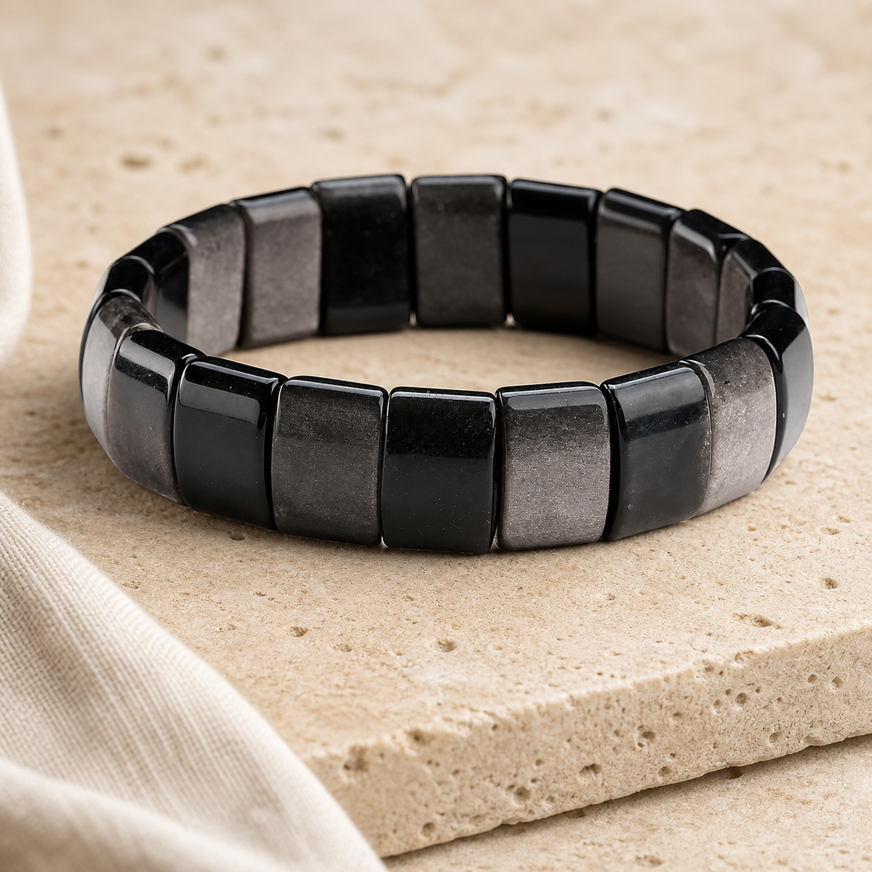 Bracelet Homme Obsidienne Argentée — Perles Plates 10 mm — photographie produit premium
