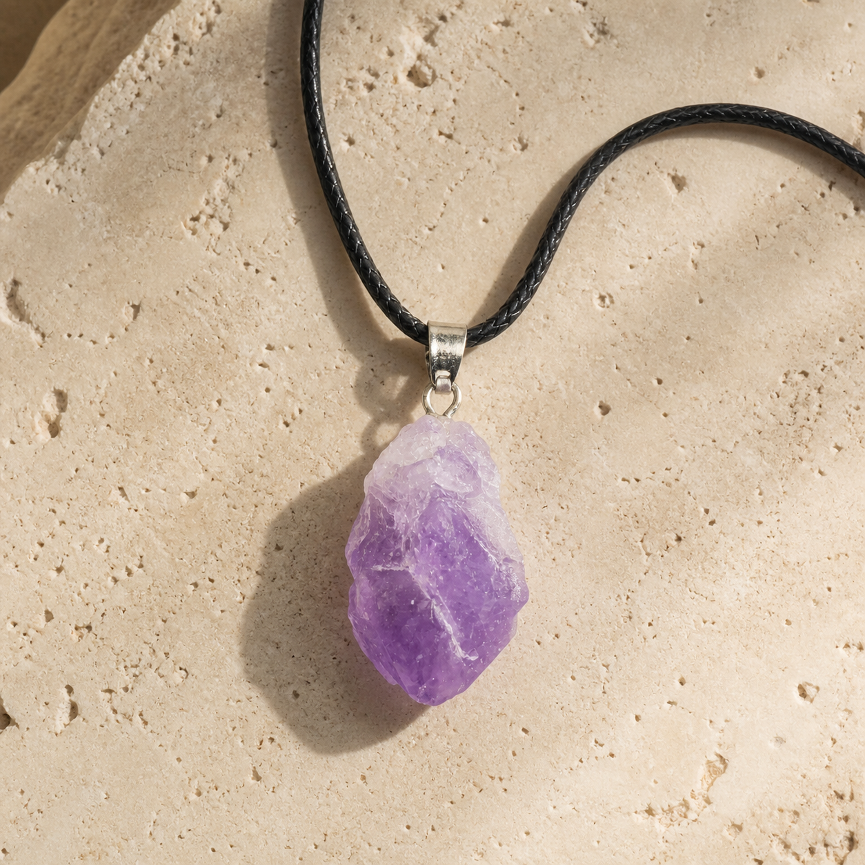 Pendentif Pierre Brute - Amethyste — photographie produit premium