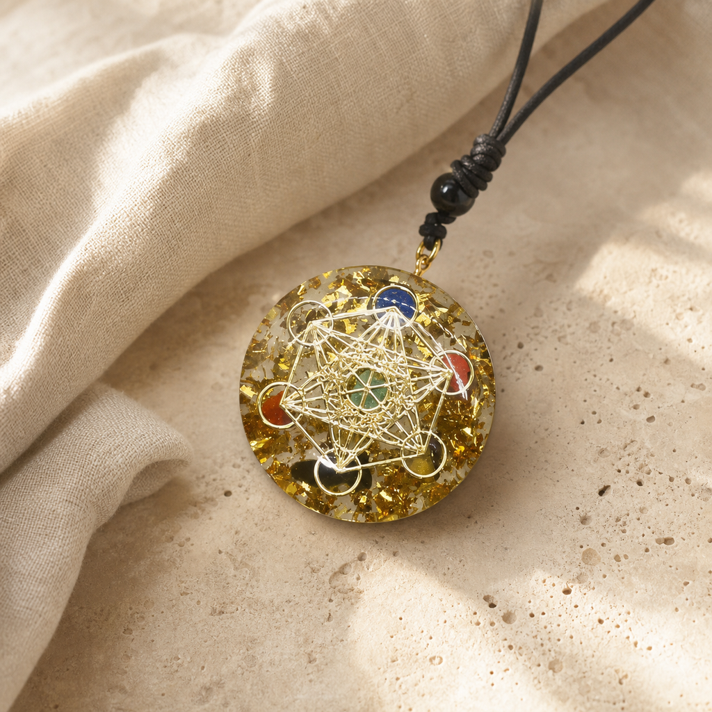 Pendentif Orgonite Arbre de Vie - Chakra Dore — photographie produit premium