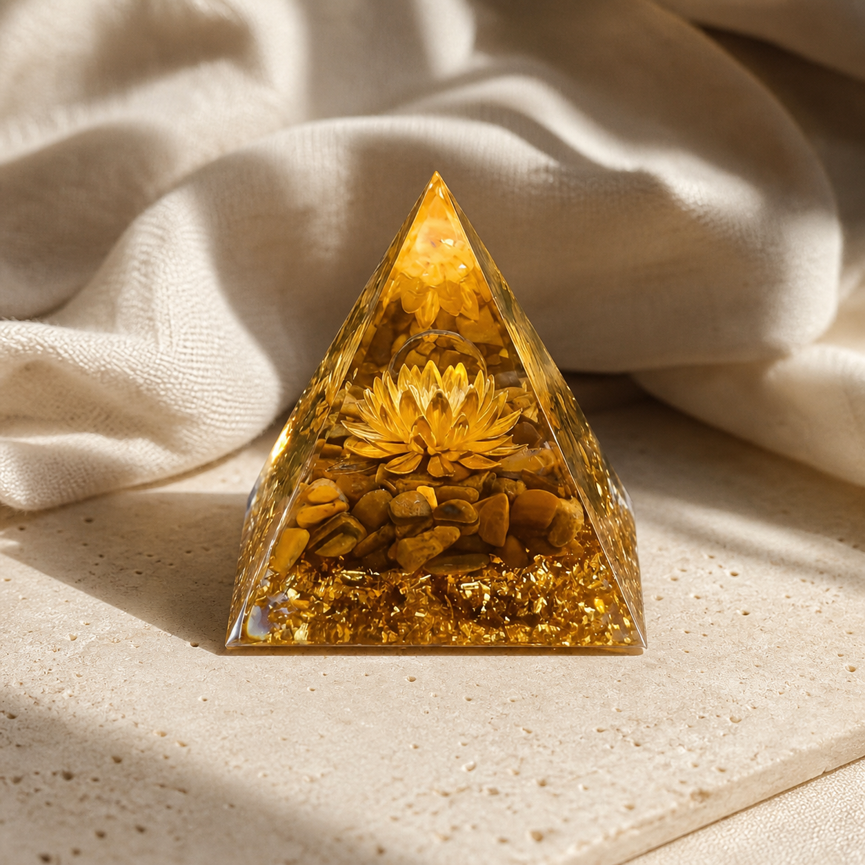 Pyramide Orgonite Fleur de Lotus - Oeil de Tigre — photographie produit premium