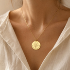 Collier Arbre de Vie Personnalisé — Médaille Gravée 5 Prénoms — photographie produit premium