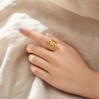 Bague Fleur de Lotus ajourée en acier inoxydable réglable — bijou porté en situation