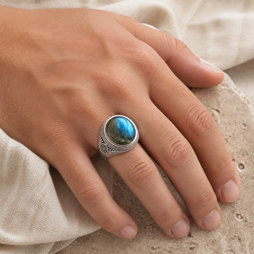 Grosse Bague Labradorite Ovale 10x14 mm, Rétro Argentée — bague portée