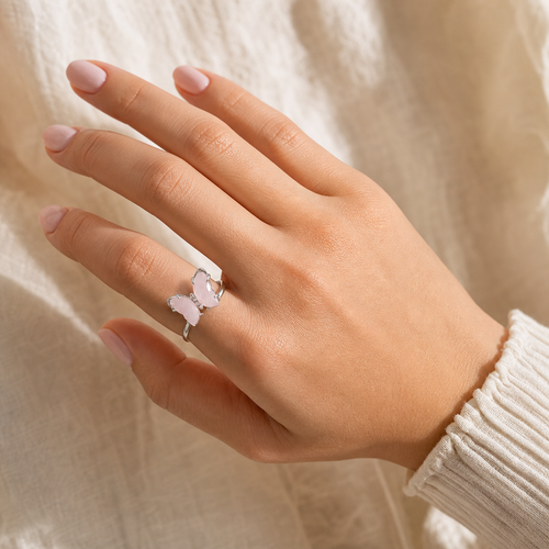 Bague Papillon Quartz Rose — bijou porté en situation