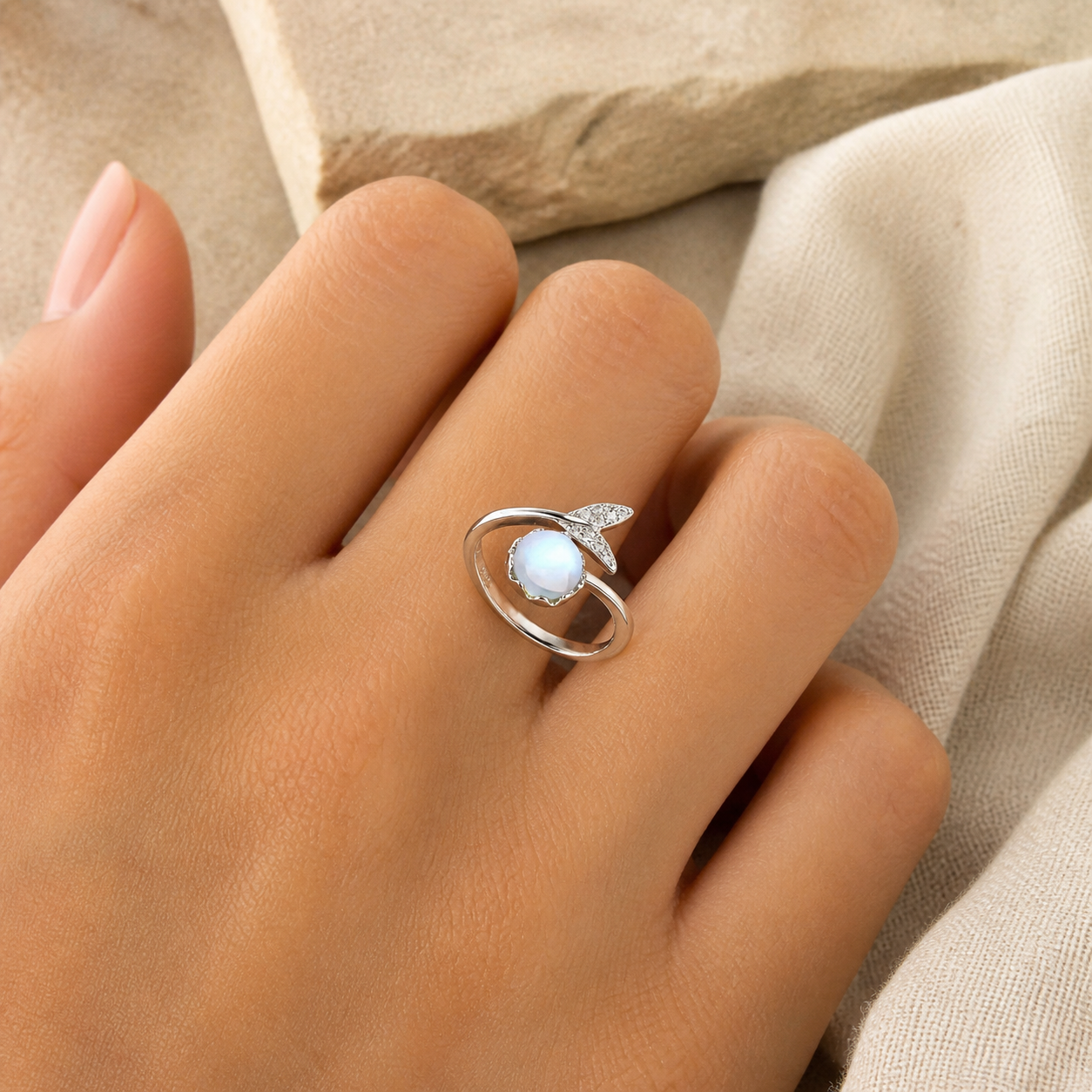 Bague Ajustable Pierre de Lune, Anneau Ouvert Argenté — bague portée