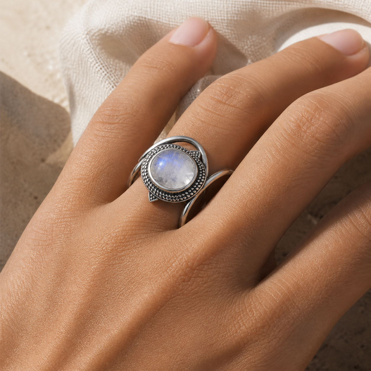 Bague Pierre de Lune Arc-en-Ciel, Ovale Reflets Bleutés — bague portée