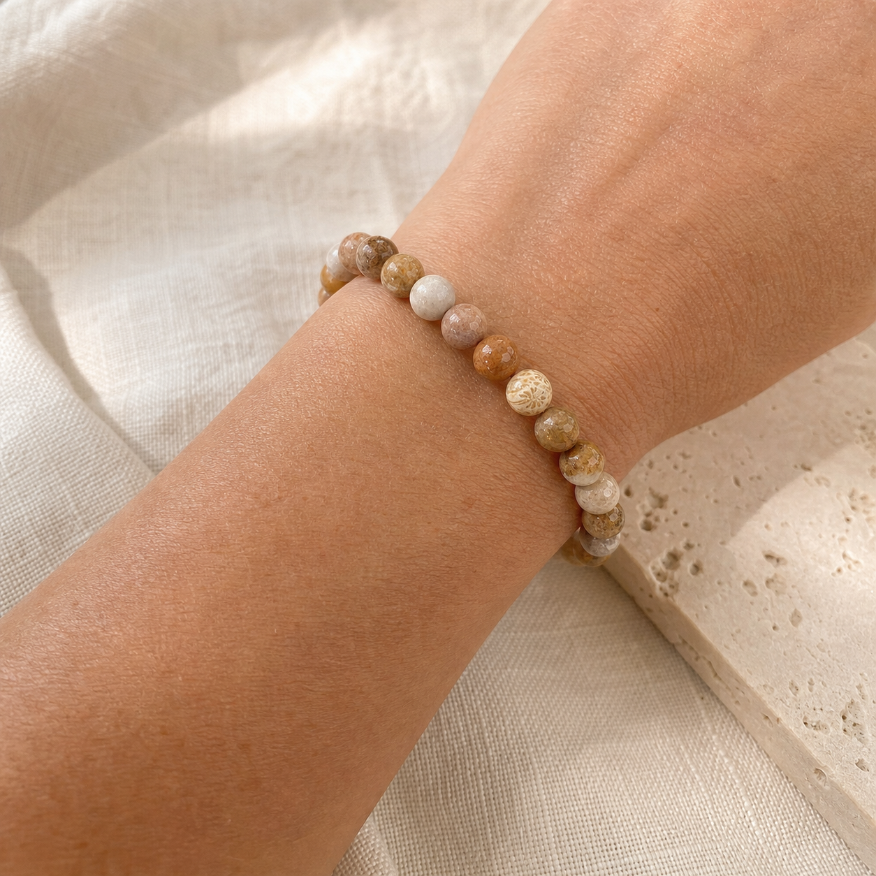 Bracelet Corail Fossile — Perles Naturelles 8 mm — vue en situation