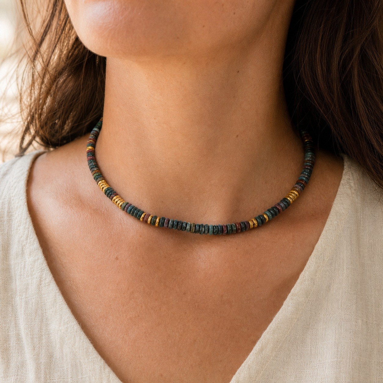 Collier Ras-de-Cou Pierre Naturelle – Rondelles Heishi — bijou porté en situation