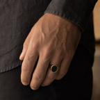 Bague Homme Onyx Noir Sertie — bijou porté en situation