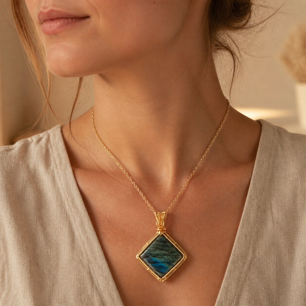 Collier Labradorite Femme, Pendentif Serti Fil de Cuivre — bijou porté