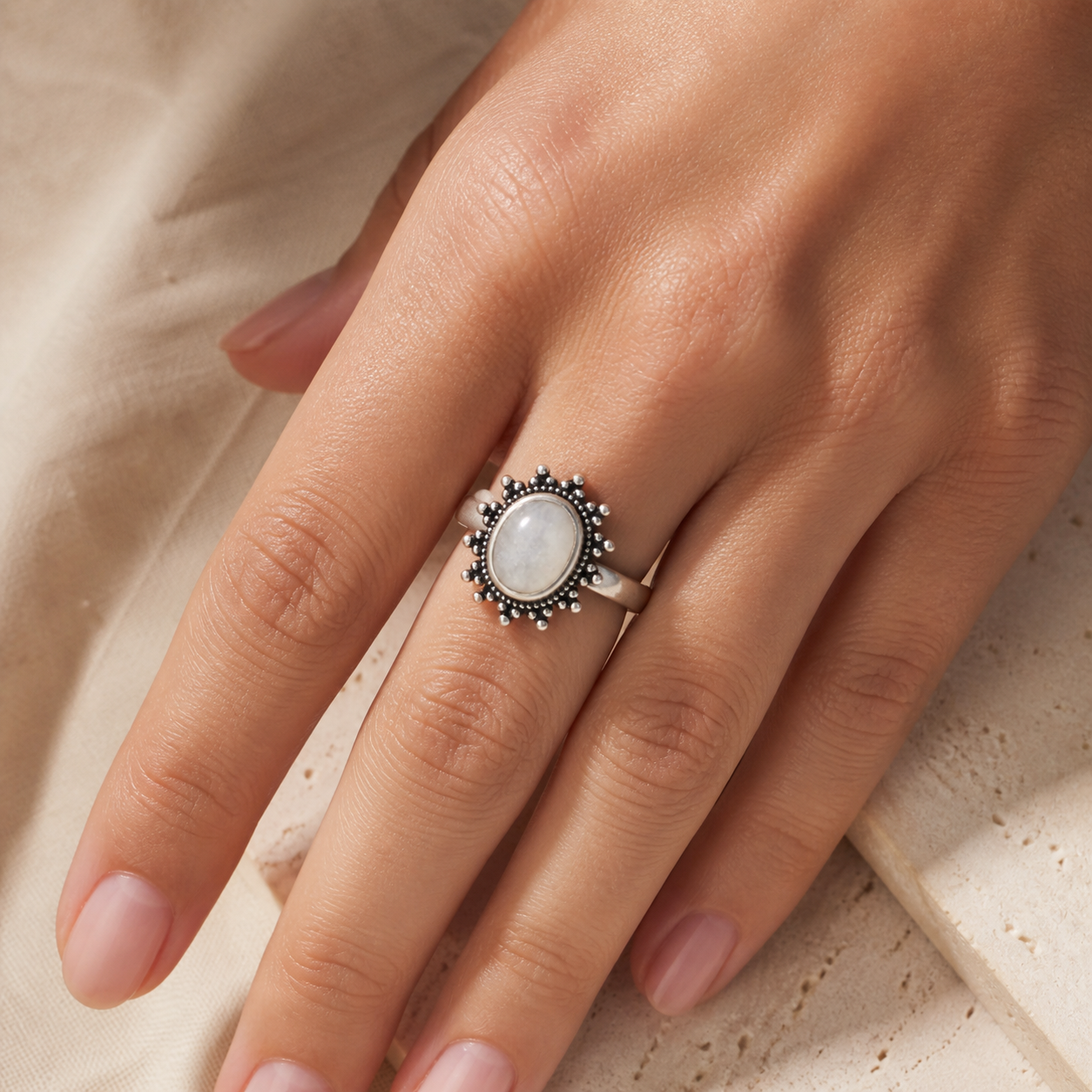 Bague Pierre de Lune Vintage, Grande Pierre Ovale Argentée — bague portée