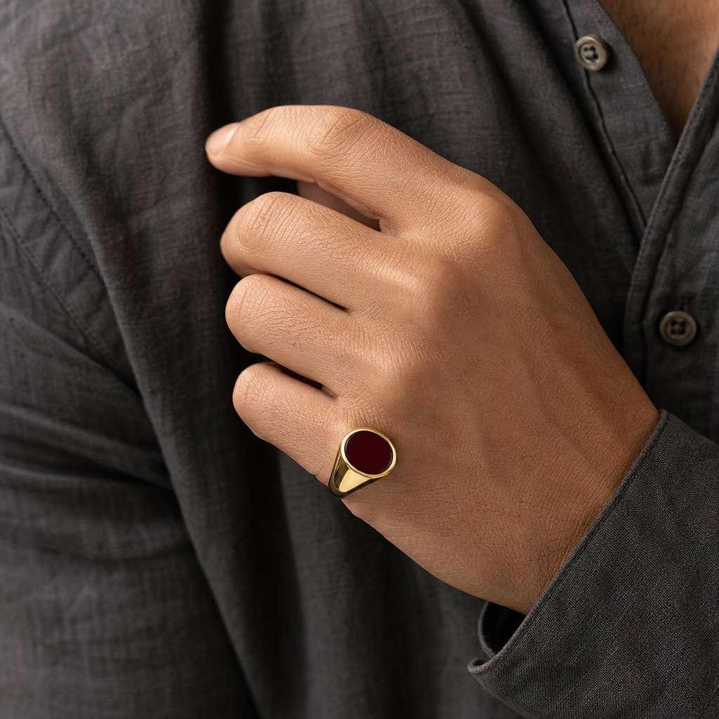 Bague Homme Onyx Rouge Sertie — bijou porté en situation
