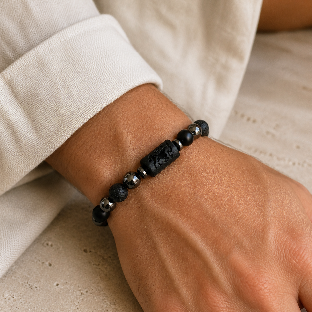 Bracelet Signe Astrologique Sagittaire — Lave, Hématite et Onyx — bijou porté