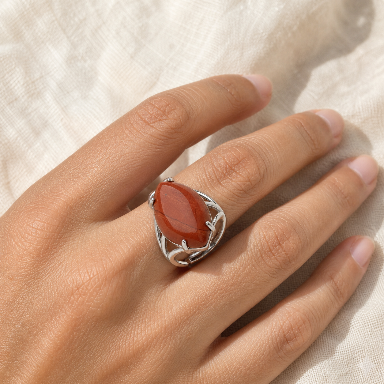 Bague Jaspe Rouge Réglable — vue en situation