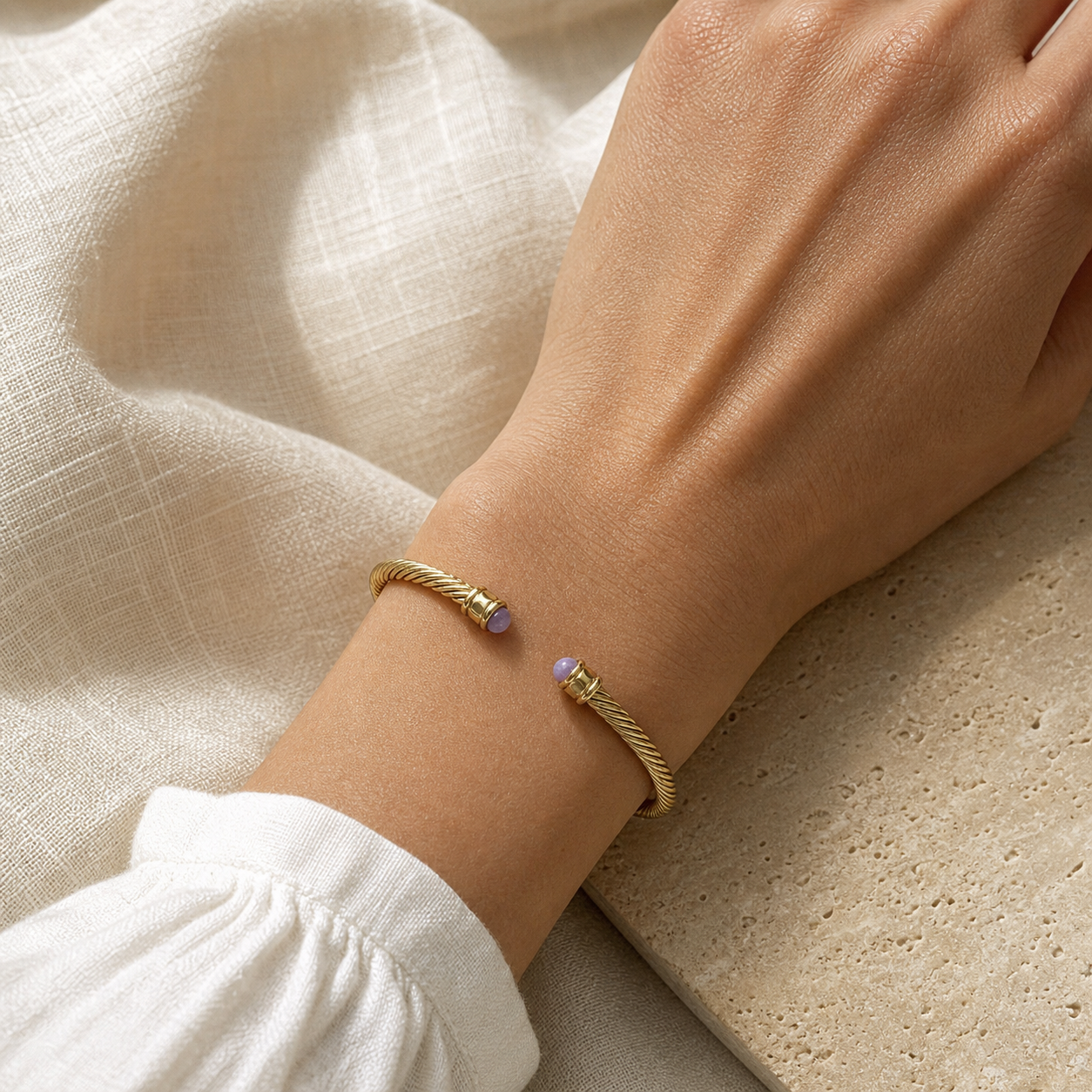 Bracelet Pierre de Naissance Juin — Pierre de lune — vue en situation