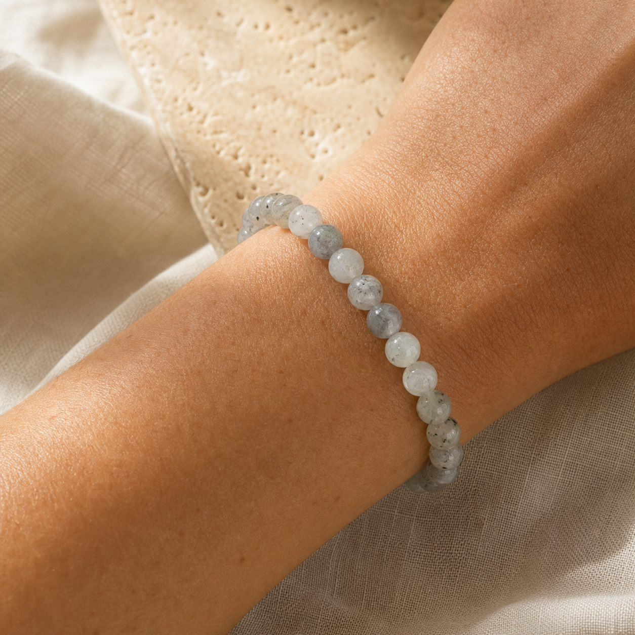 Bracelet Labradorite Blanche — Perles Naturelles 8 mm — vue en situation