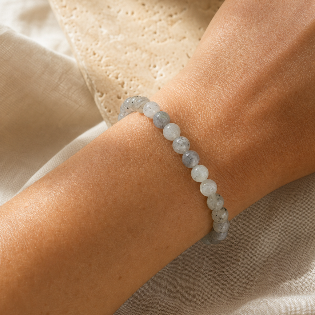 Bracelet Labradorite Blanche — Perles Naturelles 8 mm — vue en situation