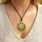 Pendentif Orgonite Arbre de Vie - Chakra Dore — vue en situation