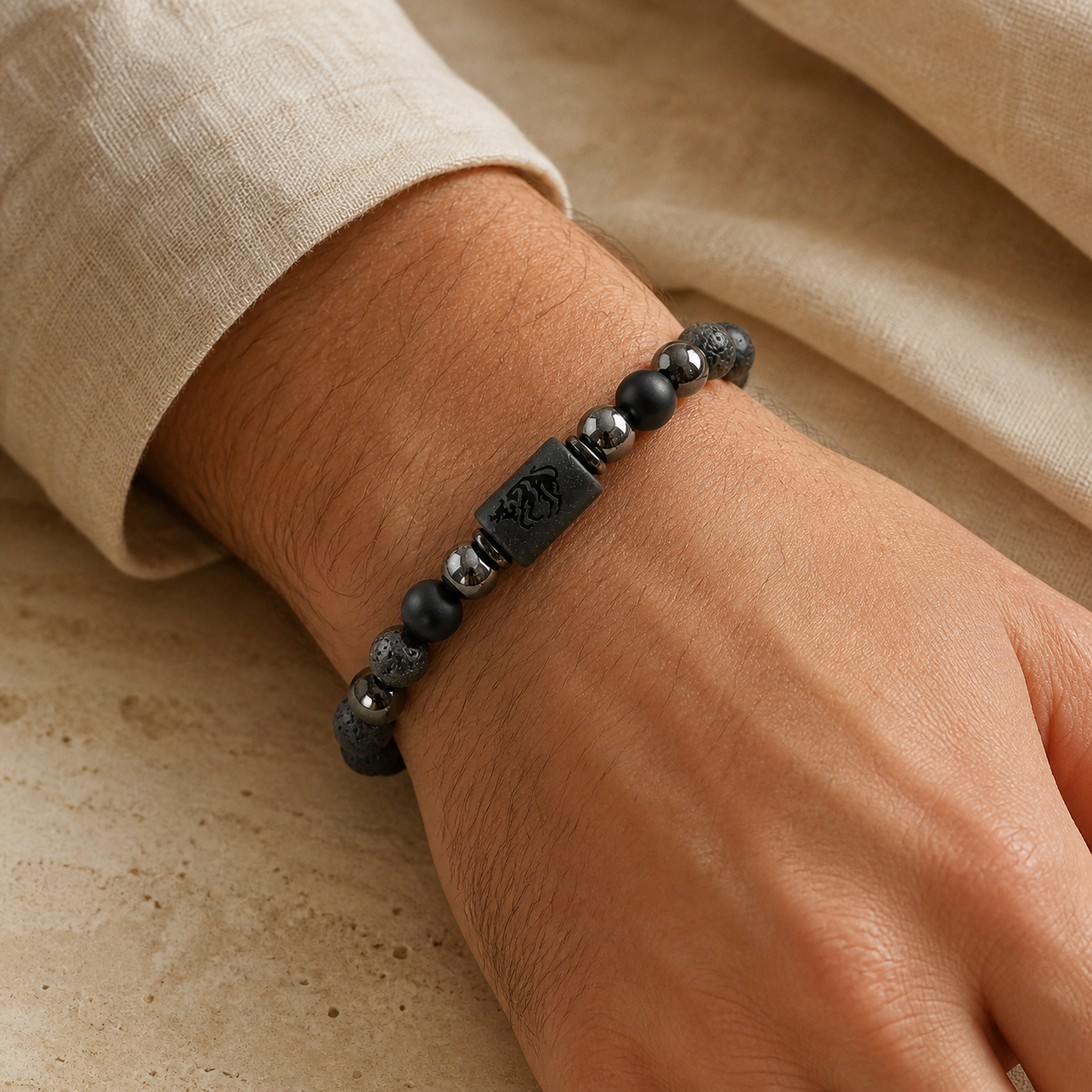 Bracelet Signe Astrologique Bélier — Lave, Hématite et Onyx — bijou porté