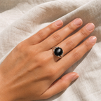 Bague Agate Noire Cabochon — bijou porté en situation