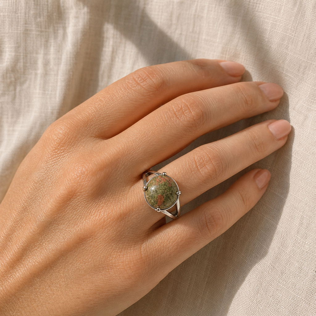 Bague Unakite Cabochon — bijou porté en situation
