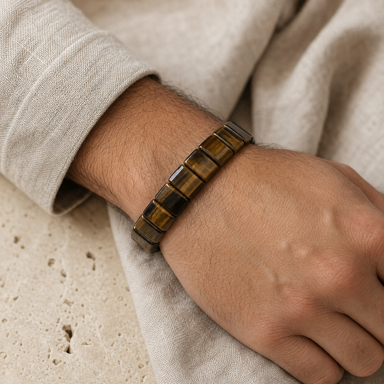 Bracelet Homme Œil de Tigre — Perles Plates 10 mm — vue en situation