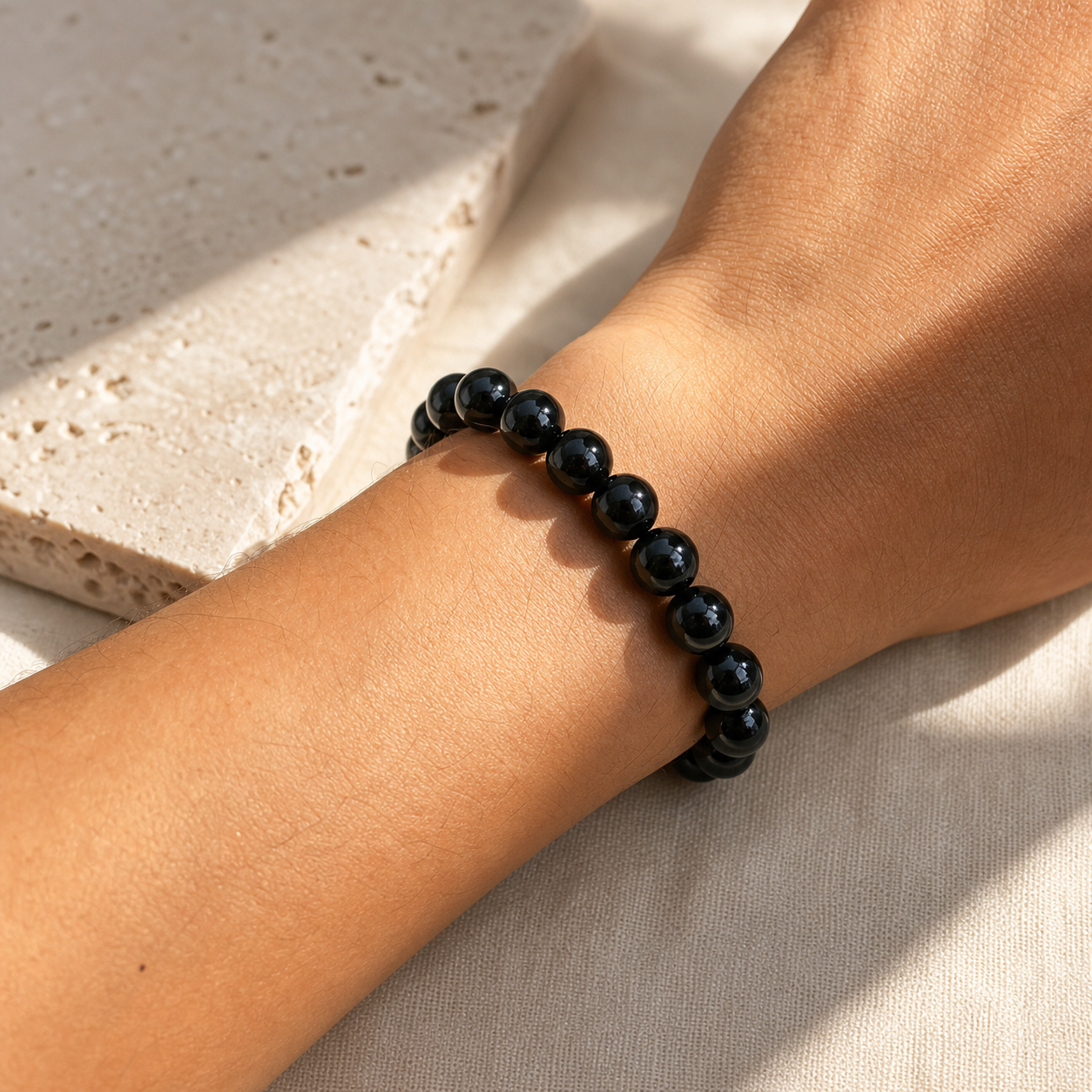 Bracelet Agate Noire — Perles Naturelles 8 mm — vue en situation