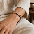 Bracelet Tibétain Tressé Main & Perle Mantra Gravée — bijou porté en situation