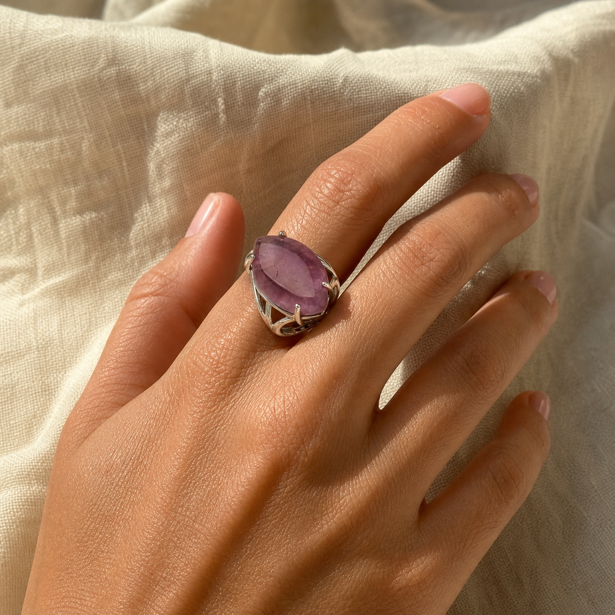 Bague Améthyste Réglable — vue en situation
