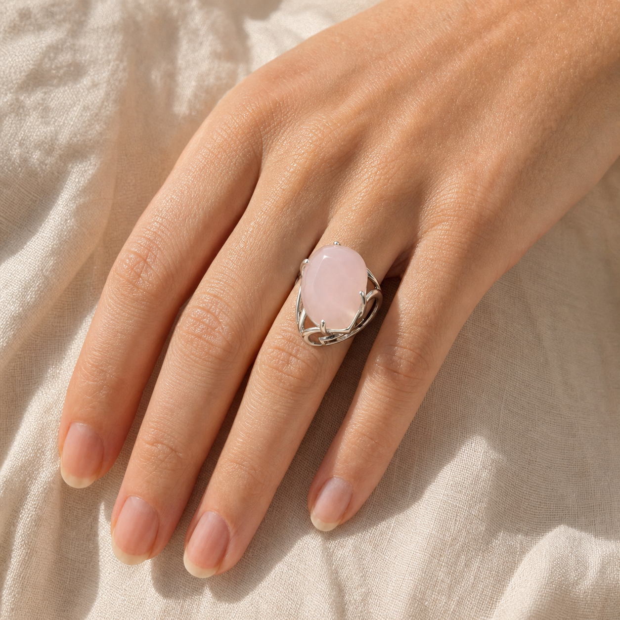 Bague Quartz Rose Réglable — vue en situation