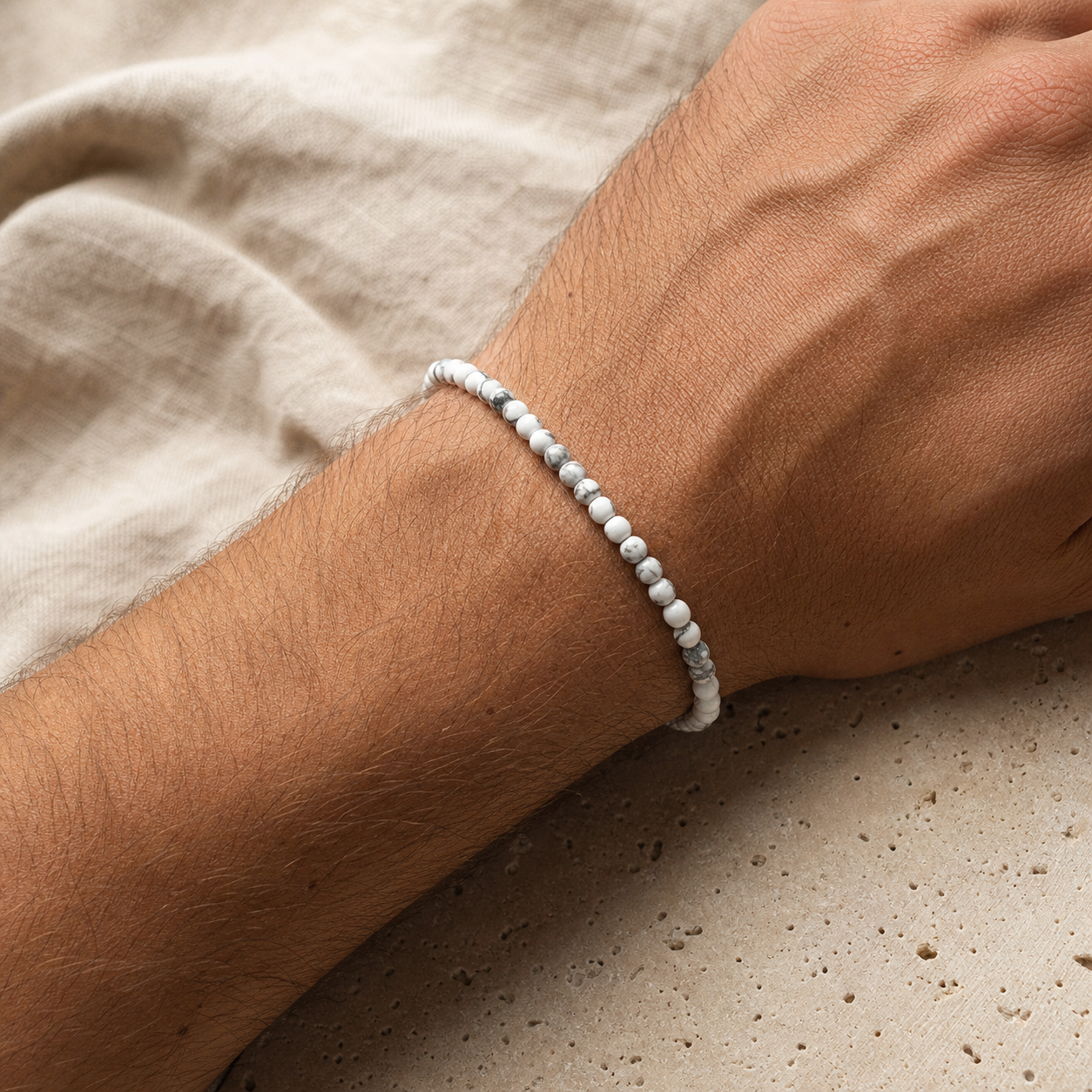Bracelet Homme Howlite Blanche — Perles 4 mm — vue en situation