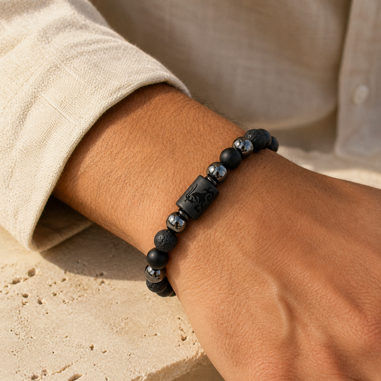 Bracelet Signe Astrologique Capricorne — Lave, Hématite et Onyx — bijou porté