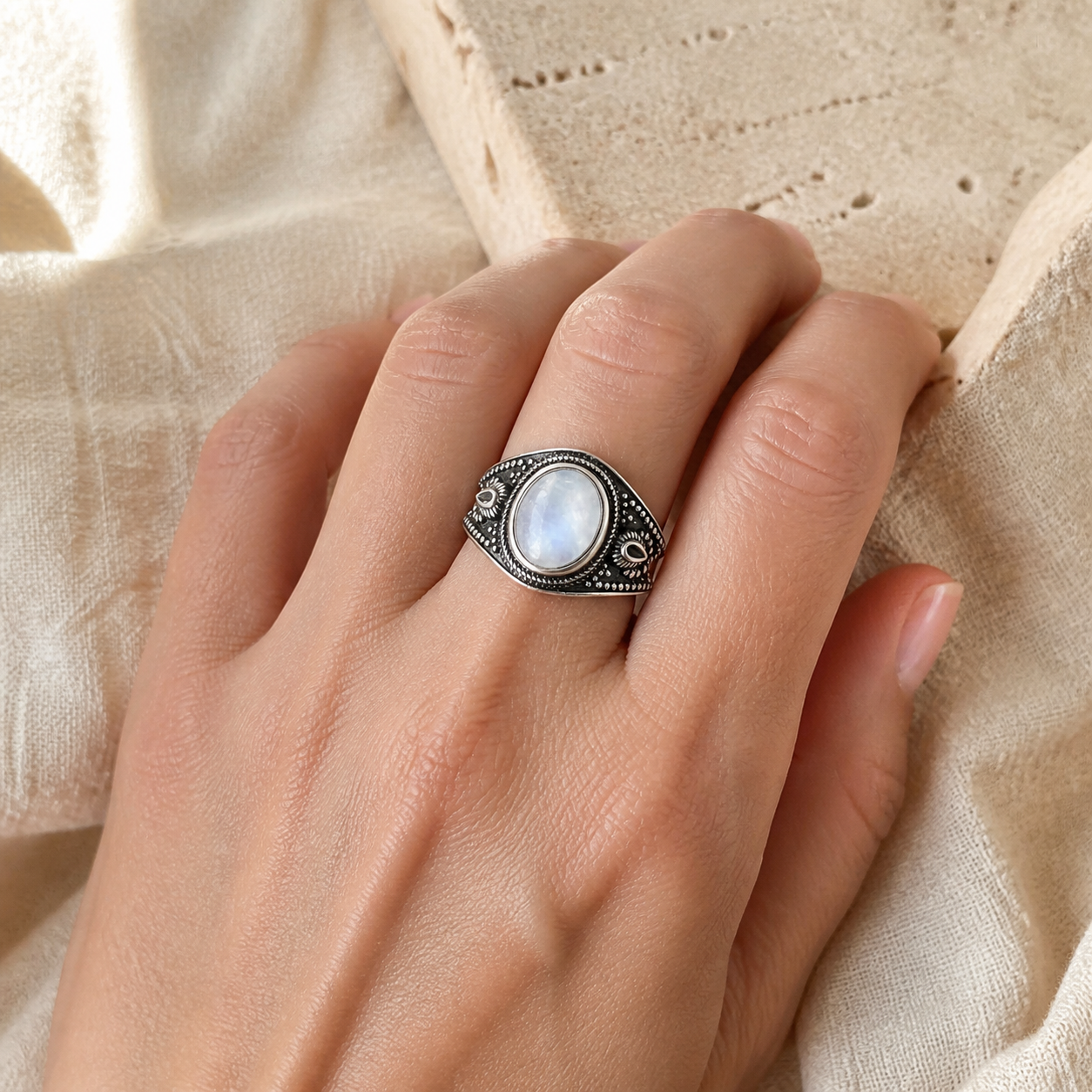 Bague Fiançailles Pierre de Lune, Petite Fleur Argentée — bague portée