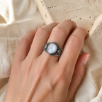 Bague Fiançailles Pierre de Lune, Petite Fleur Argentée — bague portée