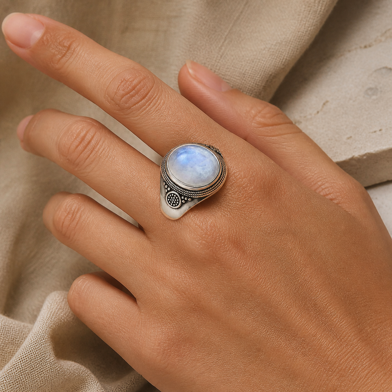 Grosse Bague Pierre de Lune Ovale 10x14 mm, Rétro Argentée — bague portée