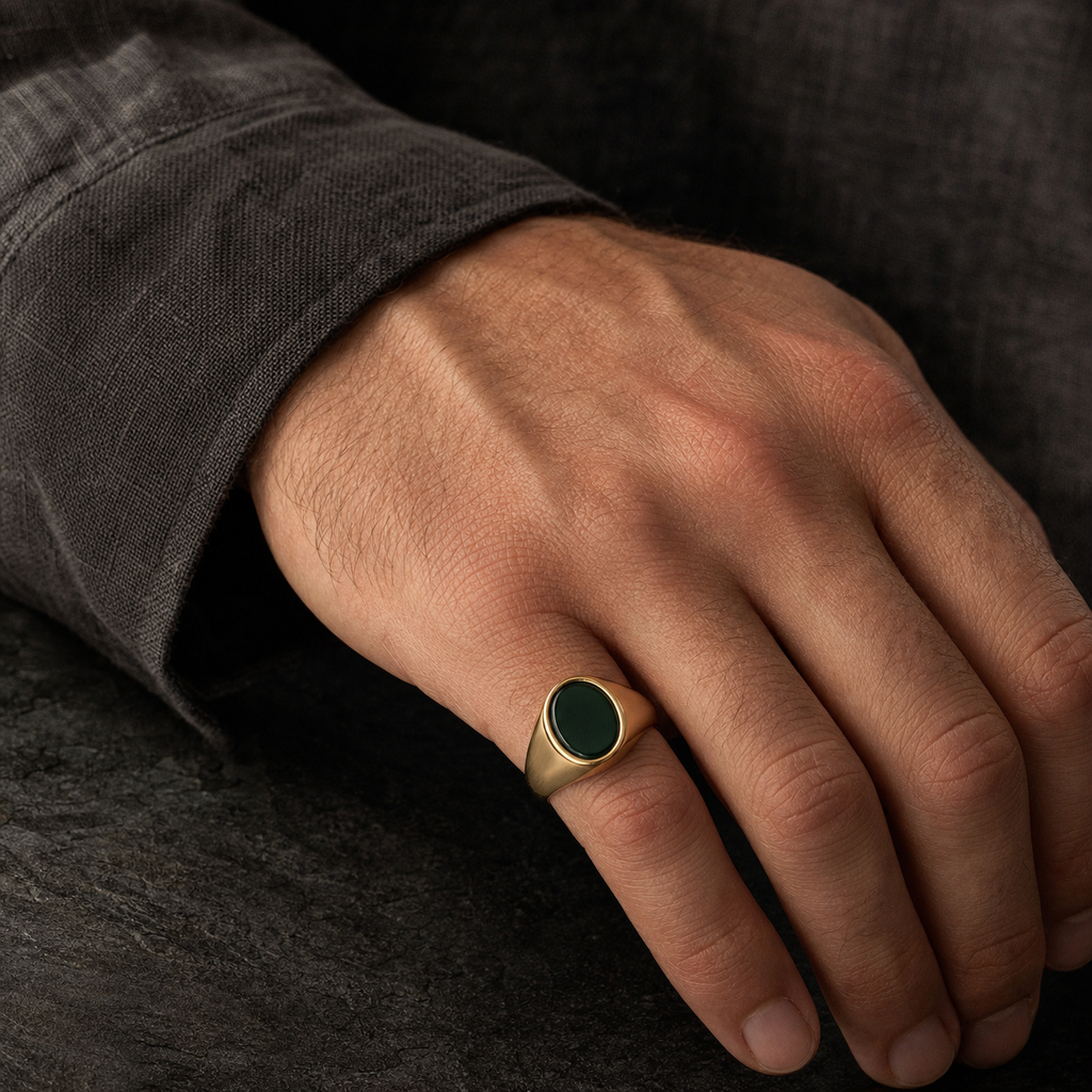 Bague Homme Onyx Vert Sertie — bijou porté en situation