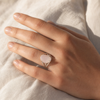 Bague Quartz Rose Réglable — vue en situation