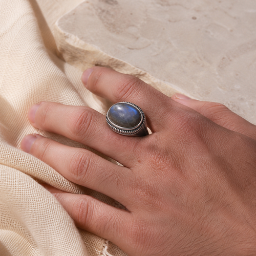 Bague Homme Labradorite Ovale, Chevalière Turque Gravée — bague portée