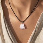 Pendentif Pierre Brute - Quartz Rose — vue en situation