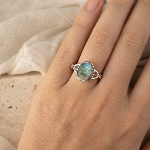 Bague Labradorite Bleue Ovale 8x10 mm, Finition Argentée — bague portée
