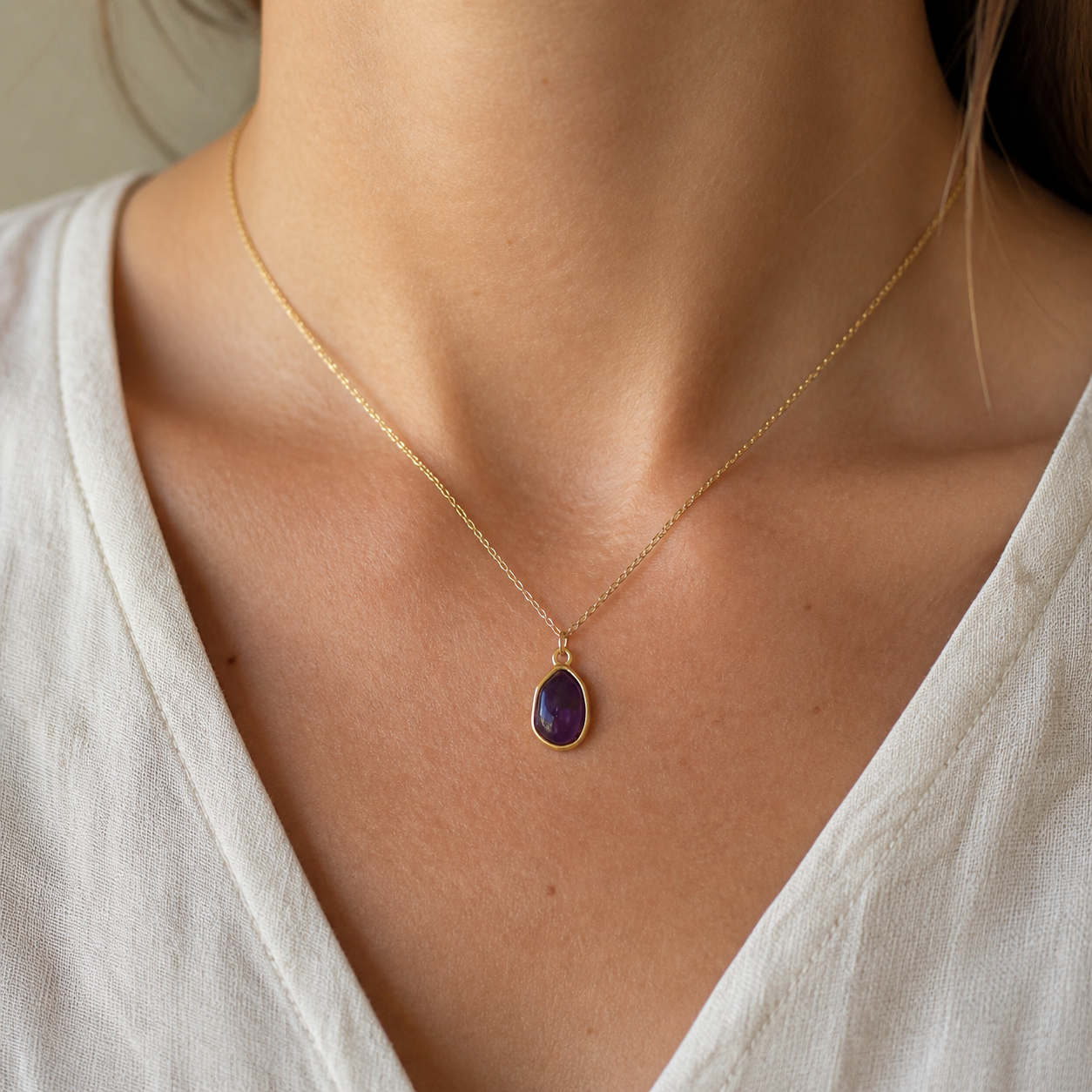 Collier Pendentif Pierre Naturelle Sertie sur Chaîne Fine — bijou porté