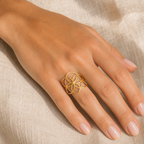Bague Graine de Vie ajourée en acier inoxydable réglable — bijou porté en situation