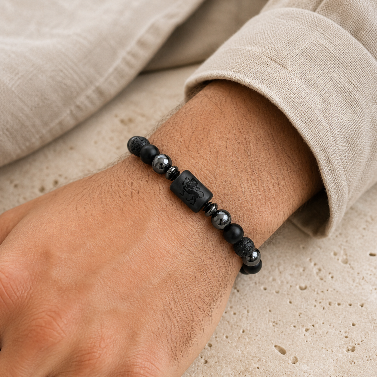 Bracelet Signe Astrologique Lion — Lave, Hématite et Onyx — bijou porté
