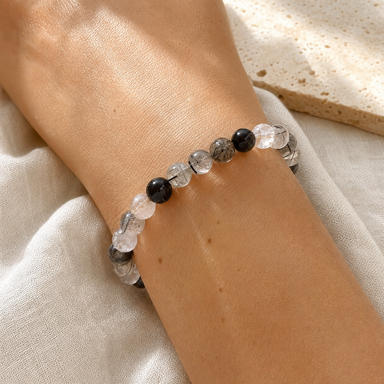 Bracelet Quartz Rutile Noir — Perles Naturelles 8 mm — vue en situation