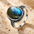 Bague Labradorite Femme Ovale, Argent 925 et Reflets Bleus — détail pierre et monture