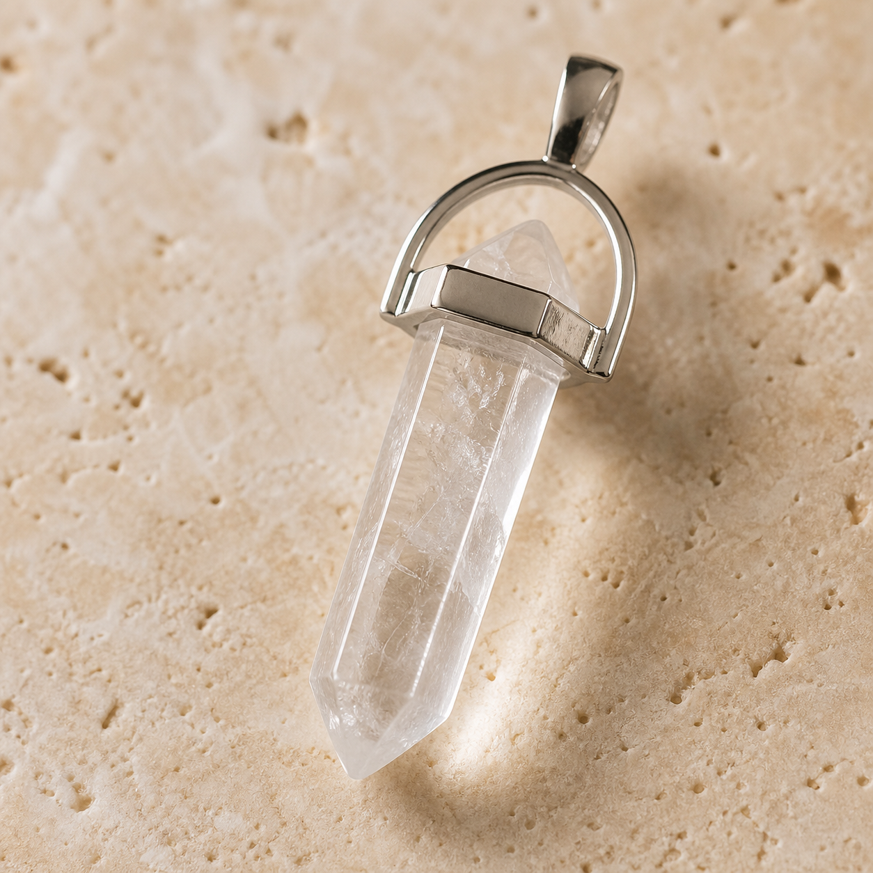 Pendentif Pointe - Cristal de Roche — détail de la pierre et du sertissage
