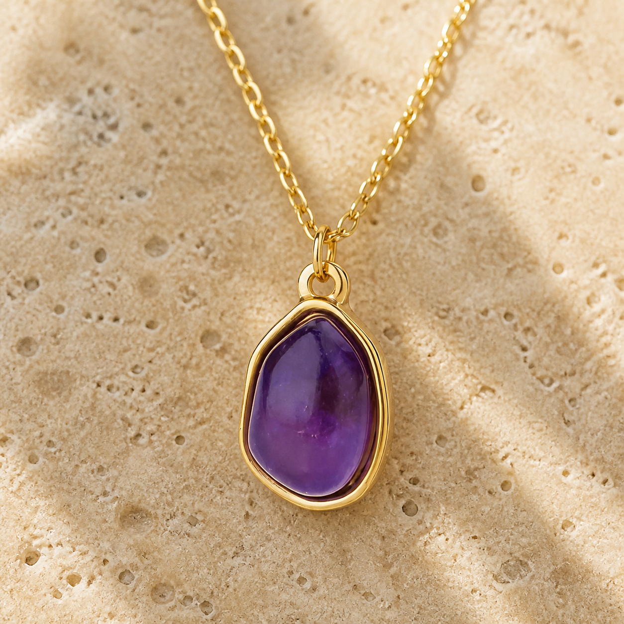 Collier Pendentif Pierre Naturelle Sertie sur Chaîne Fine — détail de la pierre et du sertissage