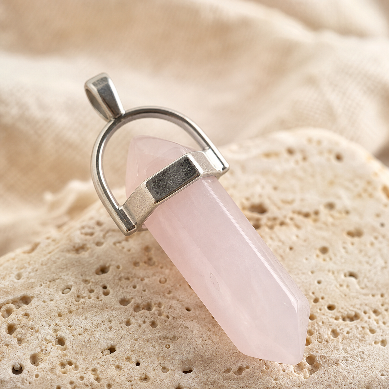 Pendentif Pointe - Quartz Rose — détail matière et finition