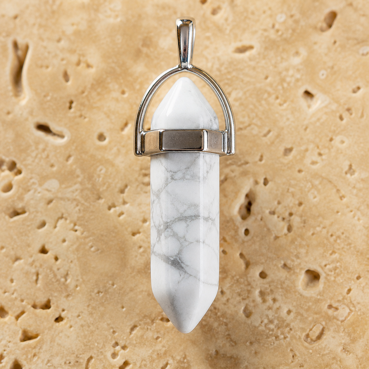 Pendentif Pointe - Howlite — détail de la pierre et du sertissage