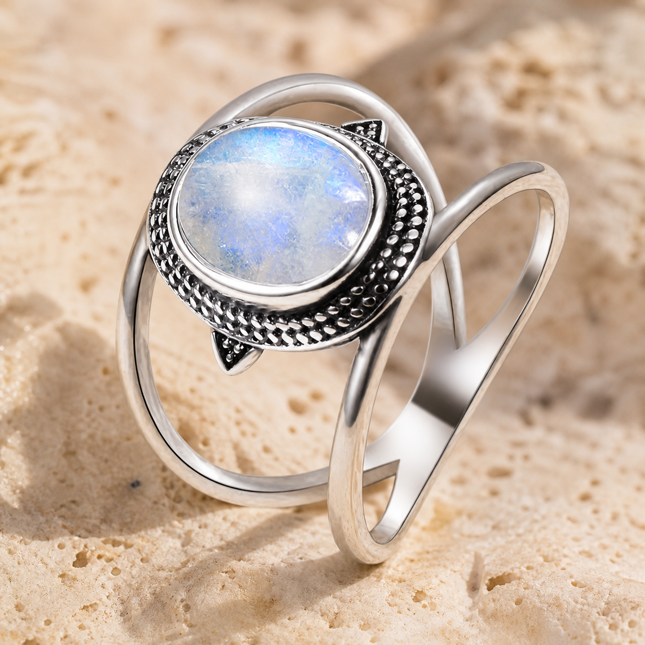 Bague Pierre de Lune Arc-en-Ciel, Ovale Reflets Bleutés — détail pierre et monture